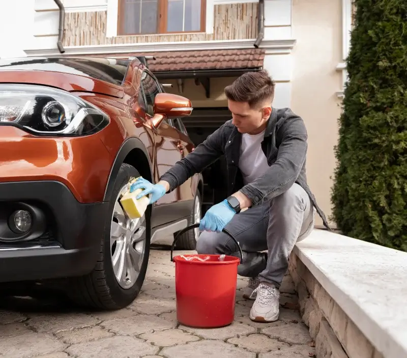 Lavage auto à domicile Bénaix : professionnel intervenant sur un véhicule